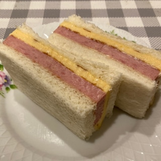 厚焼き卵とリチャムのサンドイッチ